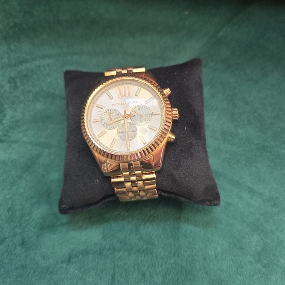 Micheal Kors rosetone runway oversized watch - Picture 4 of 7